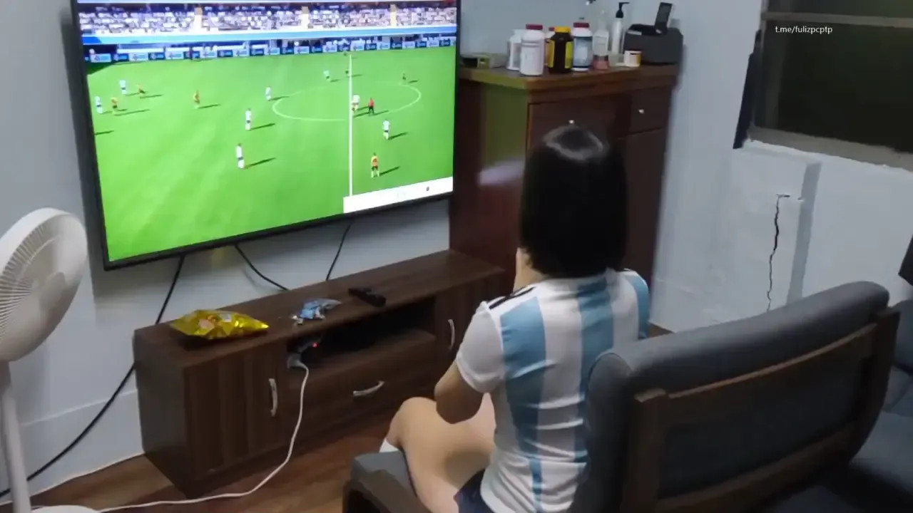 Nobar Film Hot Sambil Ngejilat Pecah Perawan