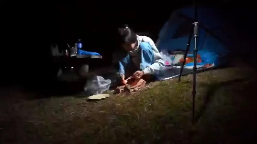 Malam Minggu di Tenda Tante Sange Ngentot Sambil Masak Pasrah Digoyang