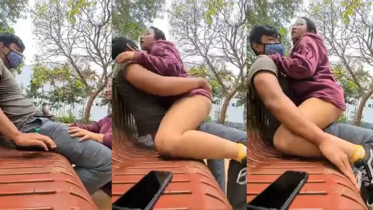 ABG Semok Mesum Di Bangku Taman Sampe Becek
