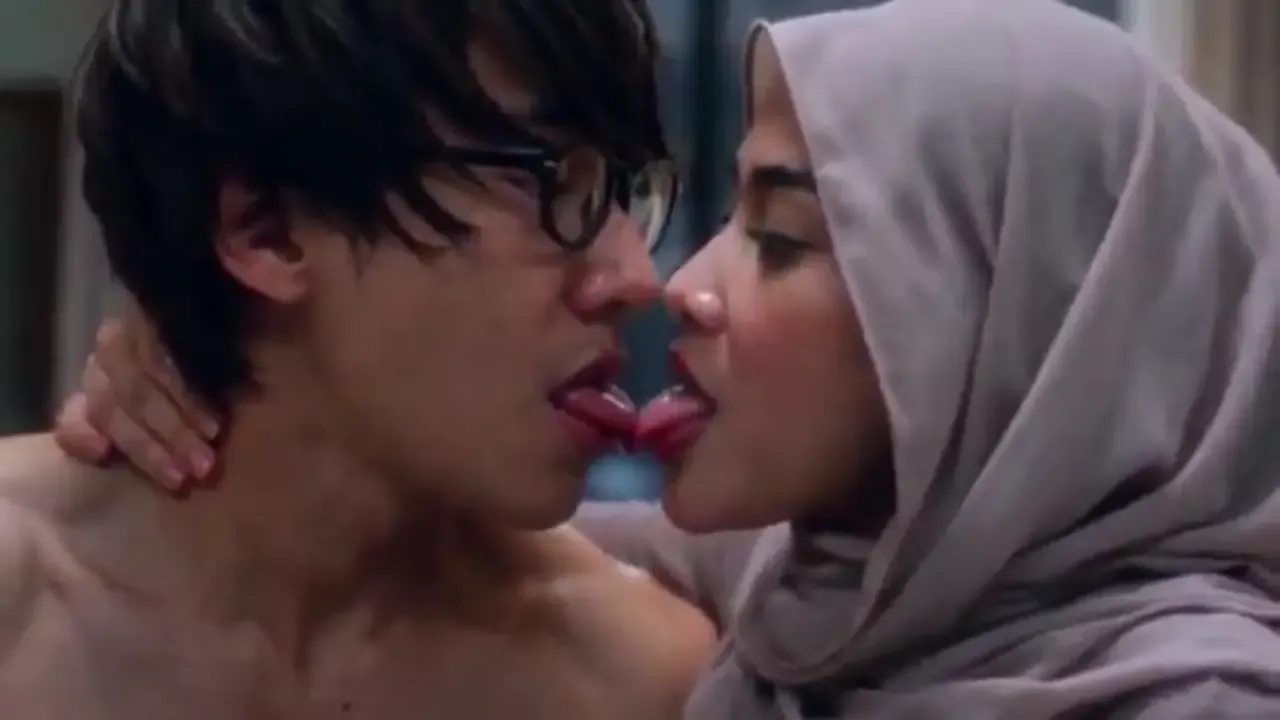 Petualangan Si Roni Dapet Warisan Bibir Tante Berhijab Sange