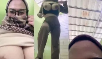 Jilbab Toge Tobrut Eksib di Toilet Kolam Renang Desah Sange