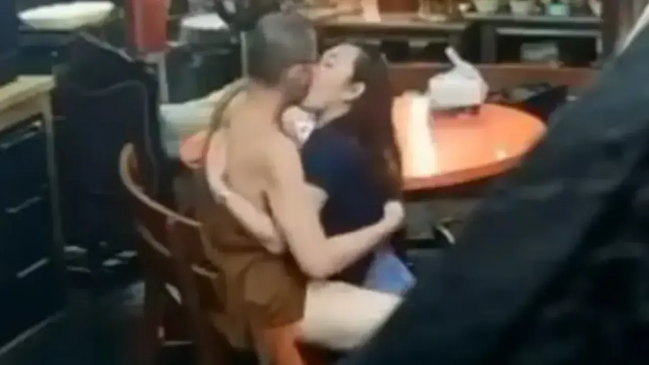 Biksu Thailand Bersama Jemaat - Tobrut Viral Desah Becek