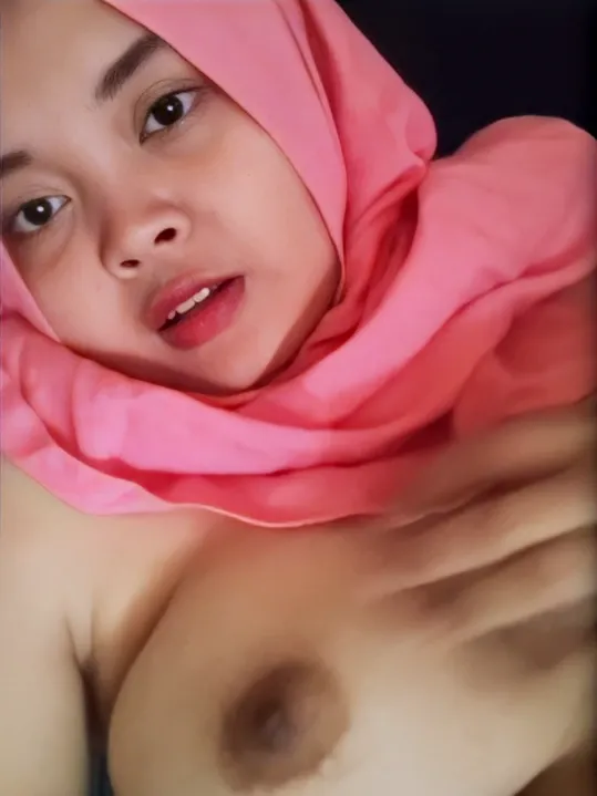 Tante Semok Rebahan Sambil Colok Pake Botol Sampe Keenakan