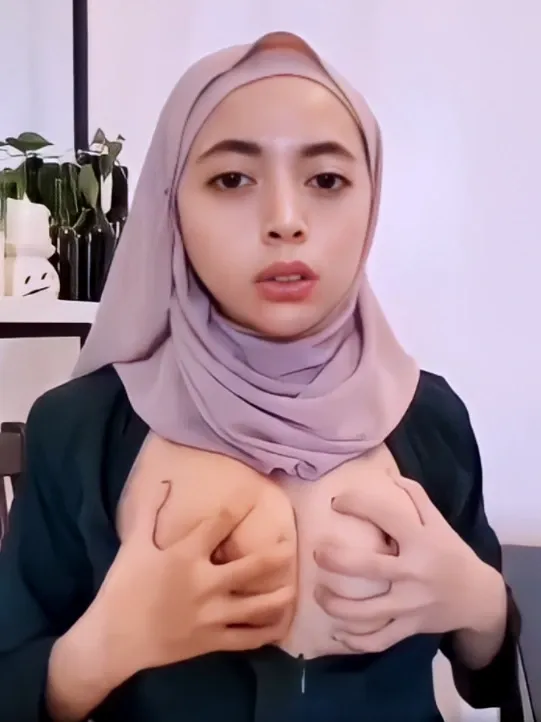 Ukhti Cantik Hijab Pamer Susu Kenyal Montok Goyang Hot