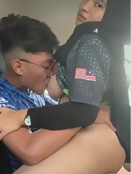 Mahasiswi Semok Goyang Hot di Mobil Kenyut Pacar Sampe Muncrat